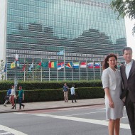 Birgit und Dieter Häusler vor dem Hauptgebäude der UNO in New York, Mai 2013